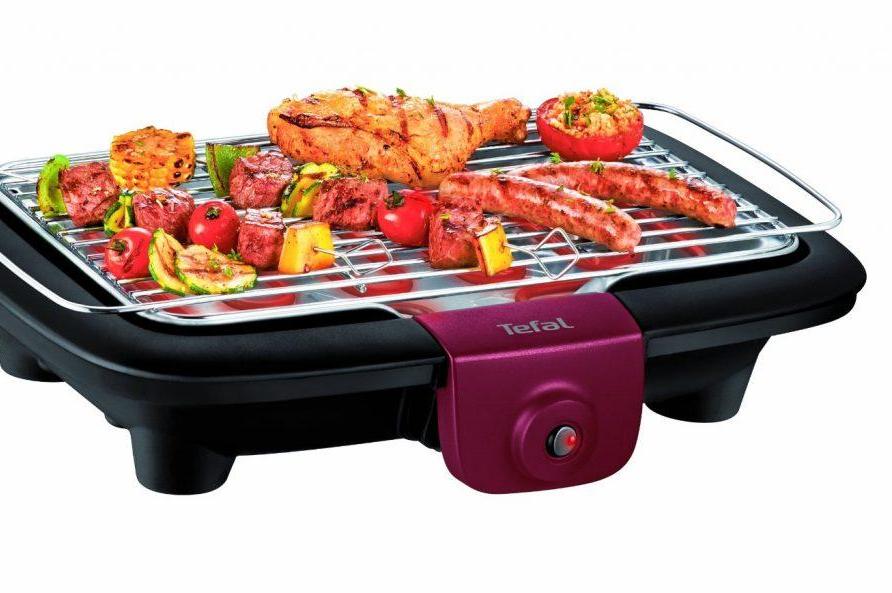 Tefal, griglia elettrica con vaschetta raccogli grassi e griglia giralimenti che consente facilmente di dorare bene ogni lato del cibo senza fatica e rapidamente. Dotata di pannello antivento, è lavabile in lavastoviglie